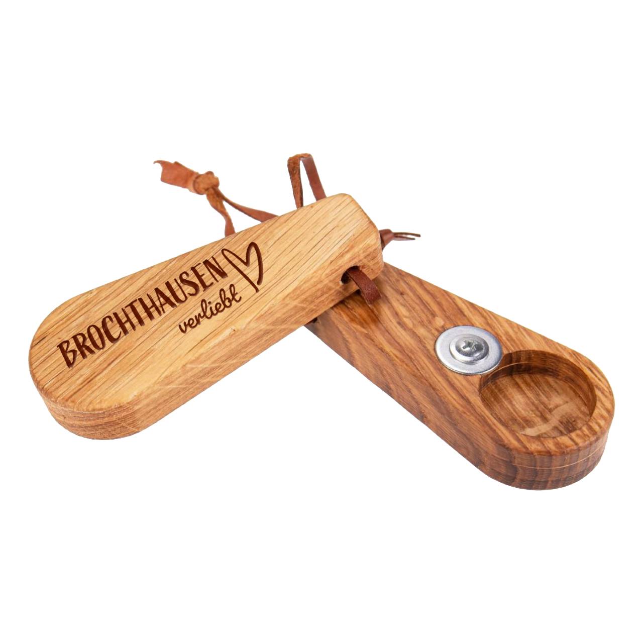 Edler Eichenholz Flaschenöffner mit Lederband "Brochthausen verliebt" von #HansArbeit