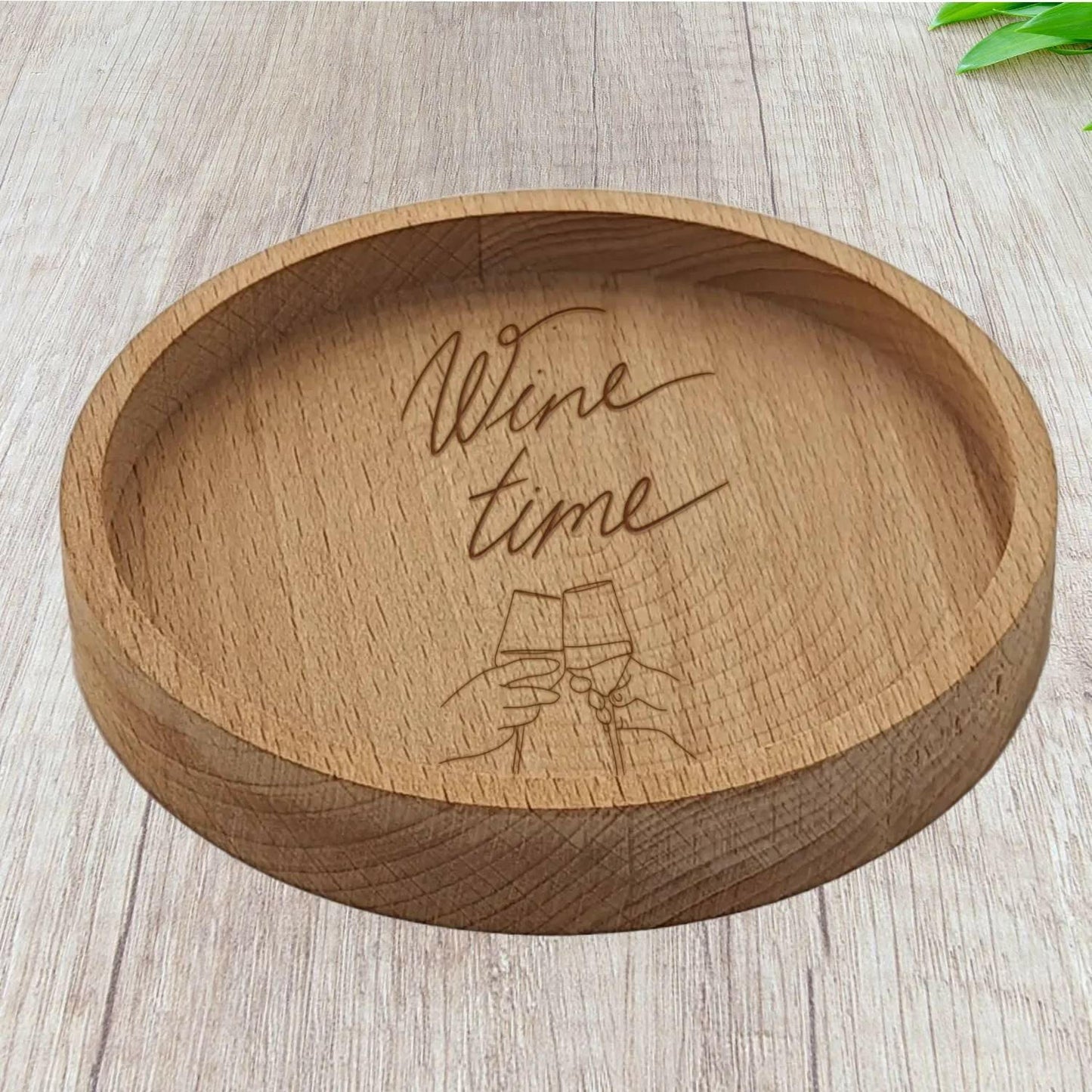 "Wine Time" - Charmanter Holzuntersetzer aus Buchenholz für gemütliche Weinstunden