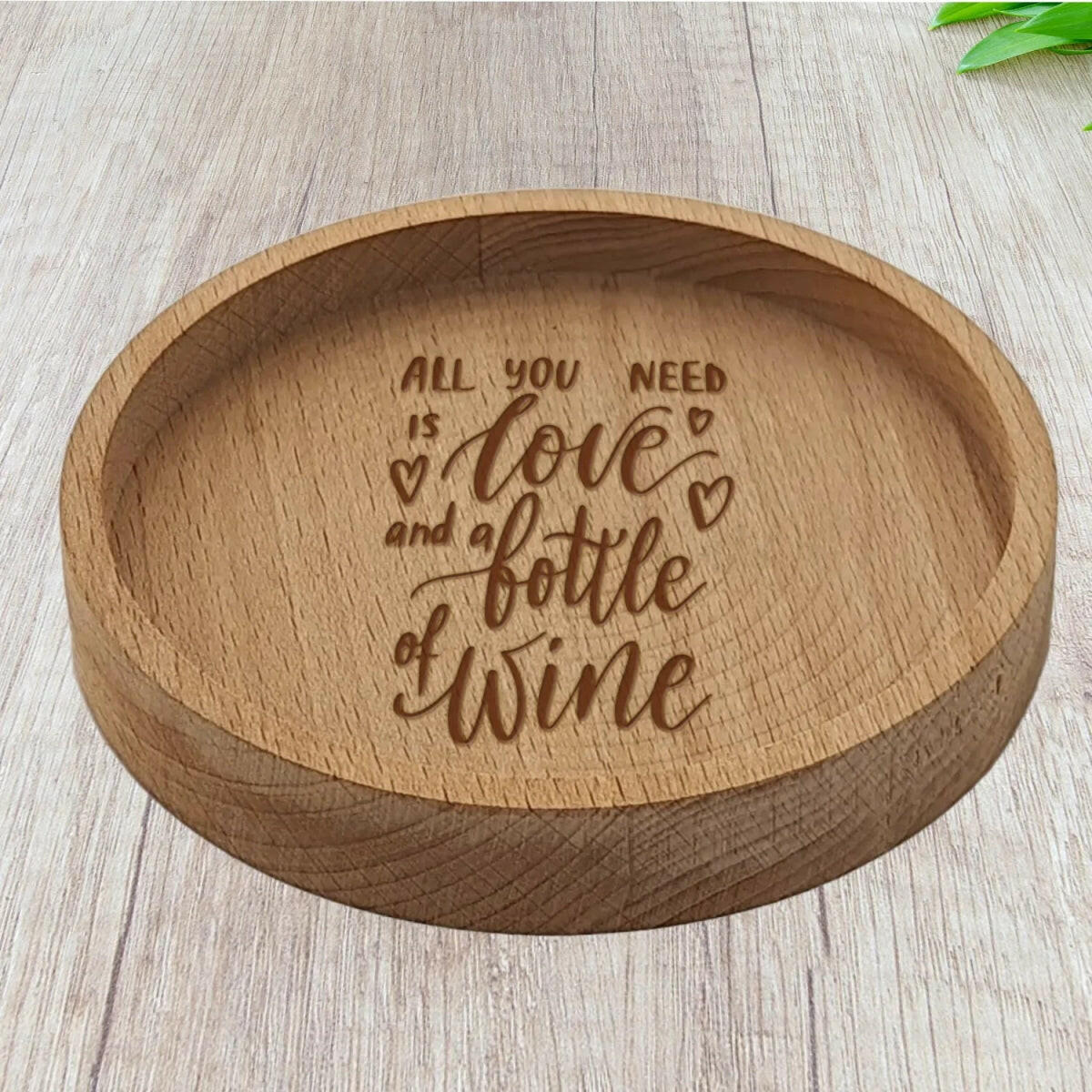 "All you need is love and a bottle of wine" - Liebenswerter Holzuntersetzer aus Buchenholz - #HansArbeit