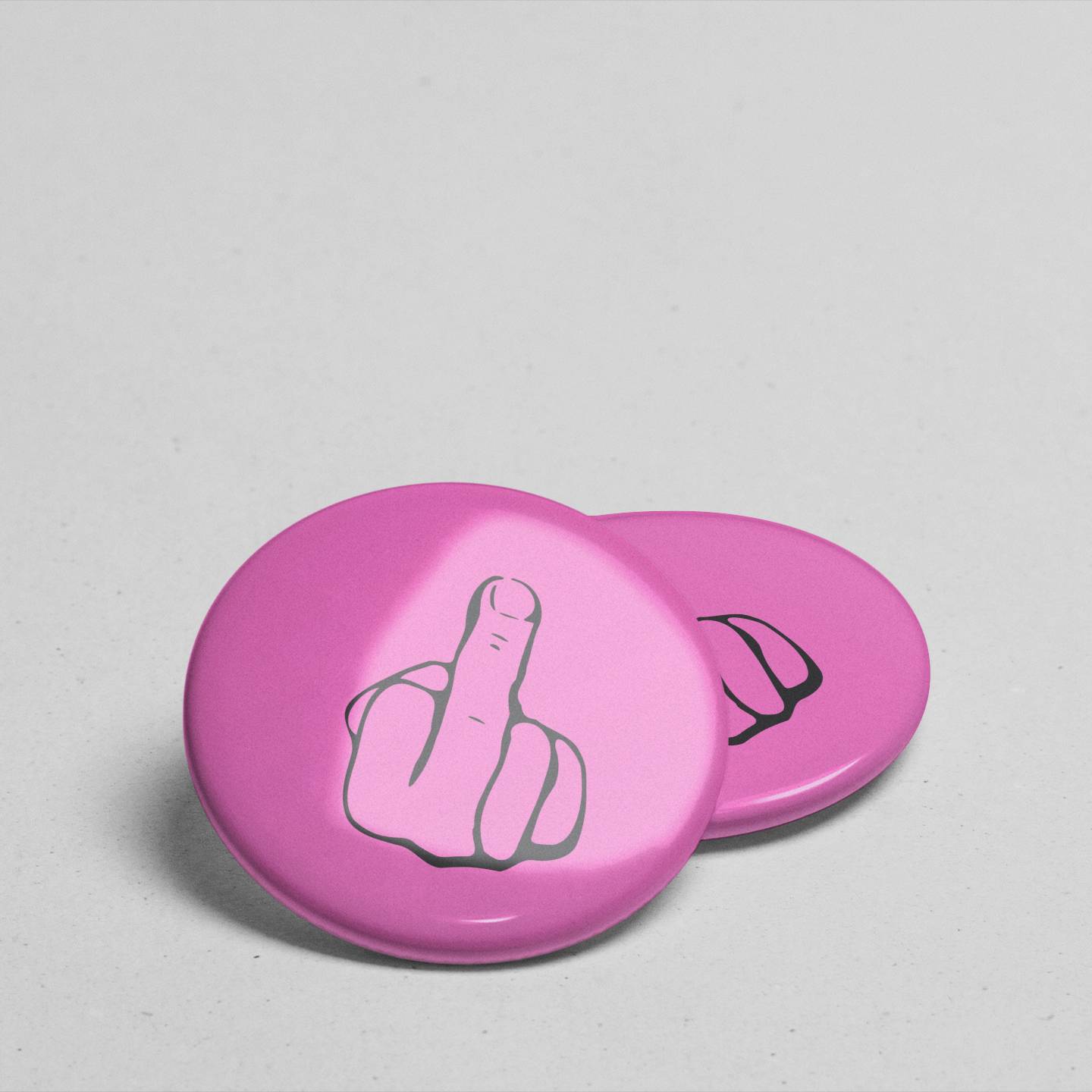Pinker Mittelfinger-Ansteckbutton von #HansArbeit – Unübersehbar Ø 58 mm