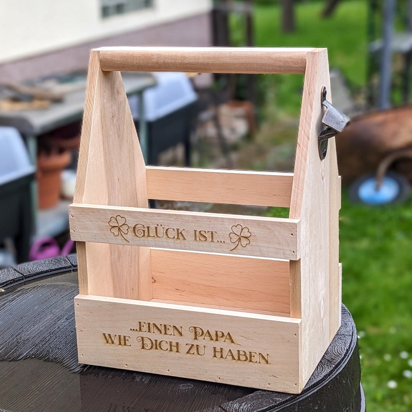Bierträger aus Erle massiv – „Glück ist einen Papa wie Dich zu haben“ von #HansArbeit #1