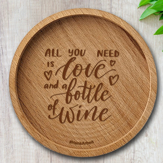 "All you need is love and a bottle of wine" - Liebenswerter Holzuntersetzer aus Buchenholz