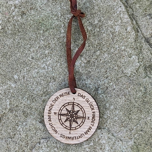 Edler Eichenholz Schlüsselanhänger mit Kompass-Gravur: Dein ständiger Begleiter auf der Reise zum Glück